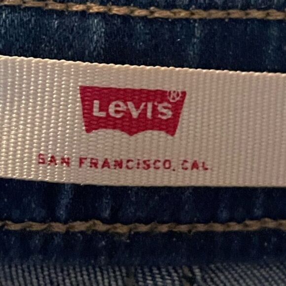 Levi’s 2T light wash 5-pocket belted zippered button closure blue denim shorts - Picture 9 of 10